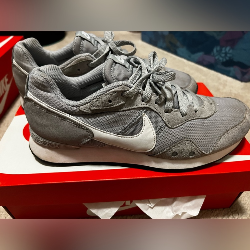 Nike Venture Runner with box included